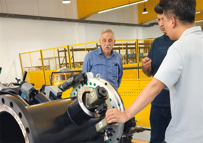 우리는 이란의 보하르 씨를 만나 뵙게 되어 매우 기뻤습니다.