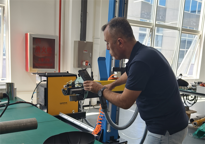 터키에서 온 고객이 방문하여 튜브-튜브시트 용접 제품을 살펴보았습니다.