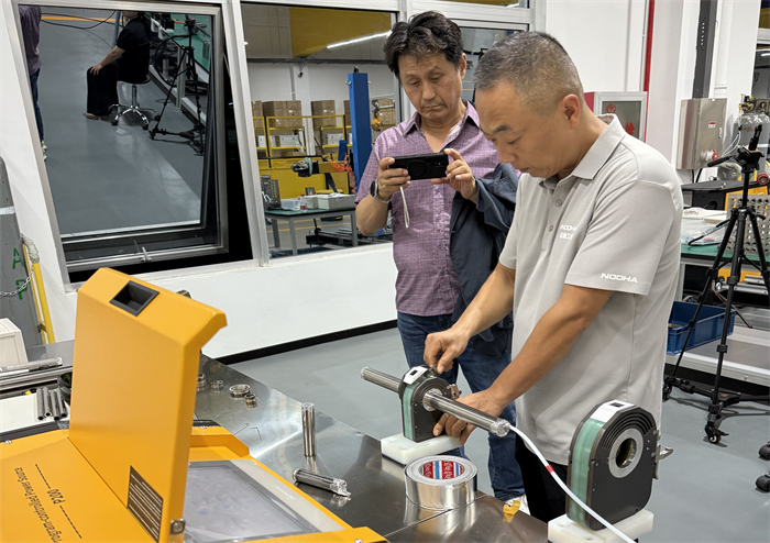 한국 고객이 당사의 용접 기술력을 직접 확인하기 위해 방문했습니다.