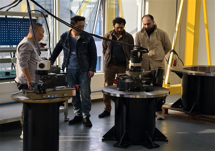 아제르바이잔 고객들이 NODHA를 방문하여 3미터 플랜지 가공기를 살펴보았습니다.