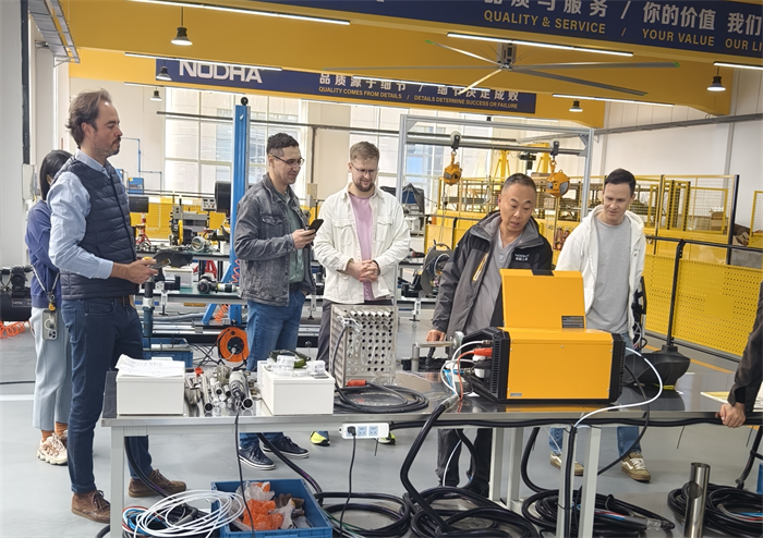 멕시코와 러시아 고객들이 동시에 방문했습니다.