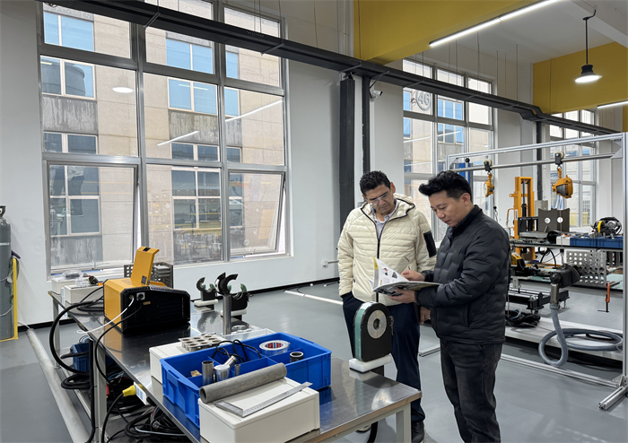 멕시코에서 온 고객이 먼 길을 마다하지 않고 방문했습니다.